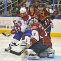 Ondrej Pavelec je takole zaustavil strel Scotta Gomeza. (Foto: Reuters)