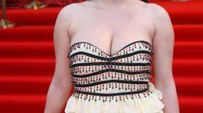 Manekenka in pevka Nives Celzijus