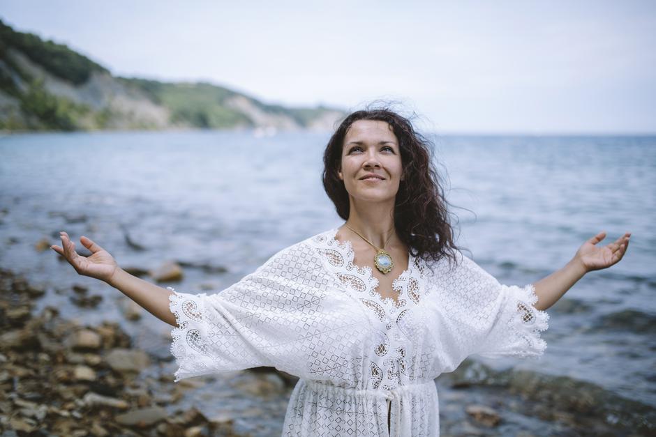 Katja Bubnič z makrame na morju | Avtor: Teja Blatnik