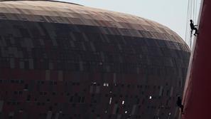 Organizatorji krpajo še zadnje luknje na stadionu Soccer City. (Foto: Reuters)