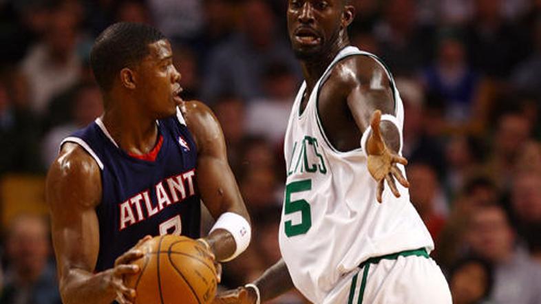 Joe Johnson (Atlanta Hawks) proti Kevinu Garnettu (Boston Celtics)