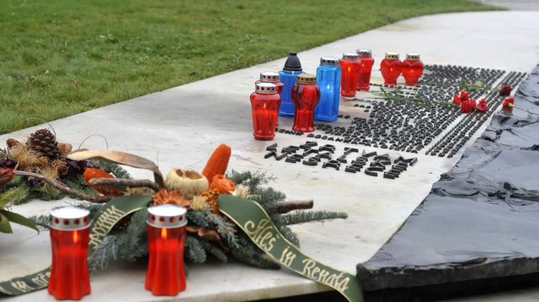 Spominska slovesnost ob 30. letnici letalske nesreče na Korziki.