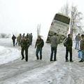 Avtobus je obvisel nad prepadom. Potniki so se rešili skozi okno.