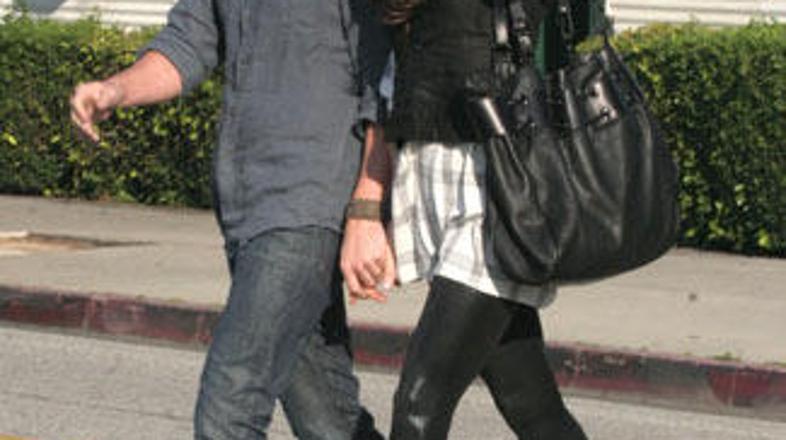 Kate gre na televizijo kar brez spodnjic.