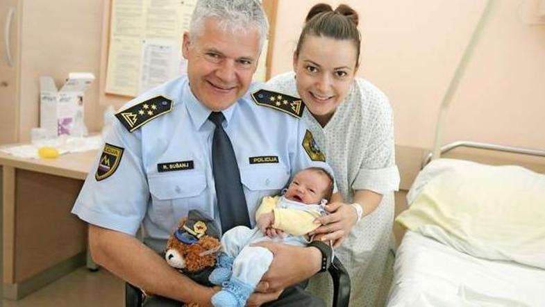 Robert Sušanj na obisku pri dojenčku