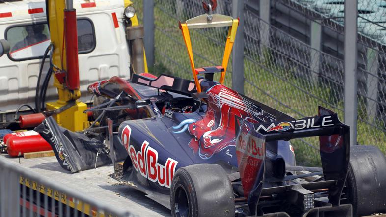 Dirkalnik Sebastiena Buemija po nesreči – brez prednjih pnevmatik. (Foto: Reuter