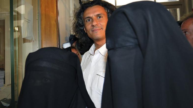 Rachid Nekkaz proti omejevanju nošenja burk v javnosti.