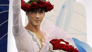 Potem ko je Johnny Weir Petra Vidmarja označil za "sramoto", ker se vede diskrim