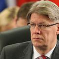 Kalvitis je svoj odstop ponudil predsedniku Latvije Valdisu Zatlersu, ki ga je t