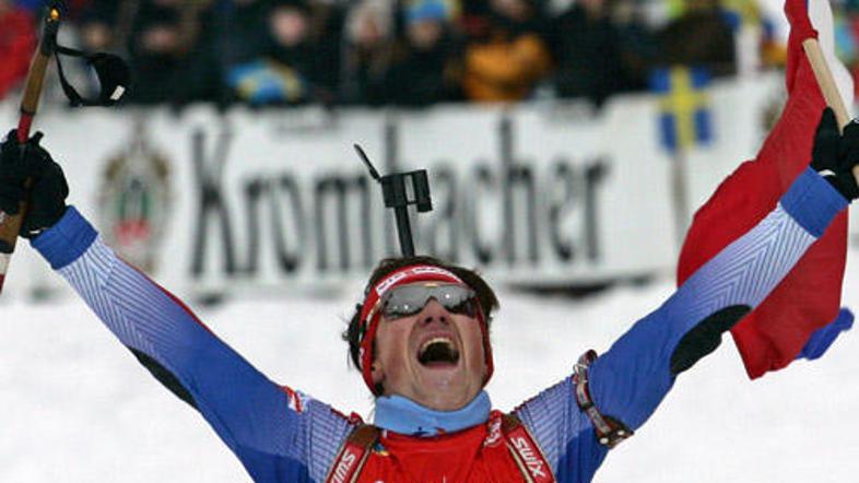 Rus Maksim Čudov se veseli ruske zlate kolajne.