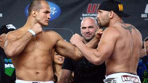 Junior Dos Santos (levo) in Shane Carwin (desno) v borbo vstopata zelo samozaves
