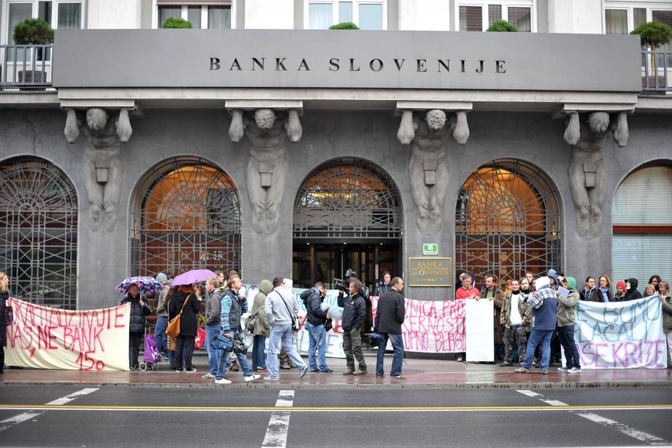 Protest proti finančnemu kapitalizmu pred Banko Slovenije..