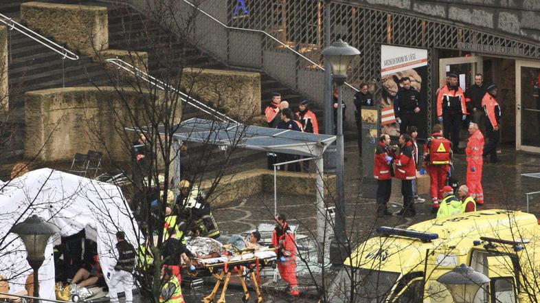 Reševalci v mestu Liege hitijo na pomoč.