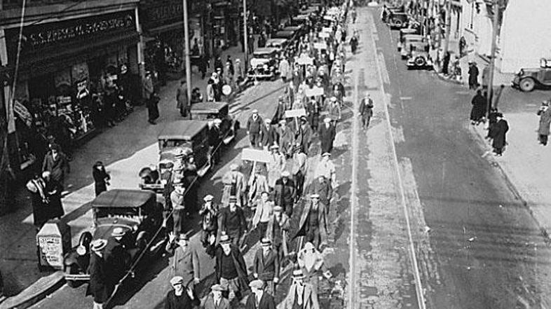 Velika gospodarska kriza leta 1929 je imela močan vpliv na začetek druge svetovn