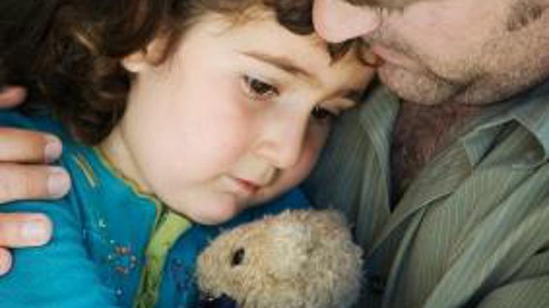 Najprej ga pomirite in potolažite.