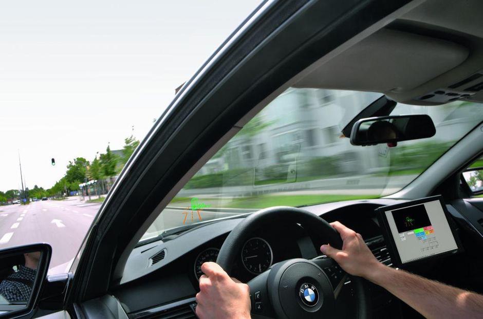 Voznik dobiva informacije tudi prek zaslona head up in mu pogleda ni treba odvrn | Avtor: Žurnal24 main