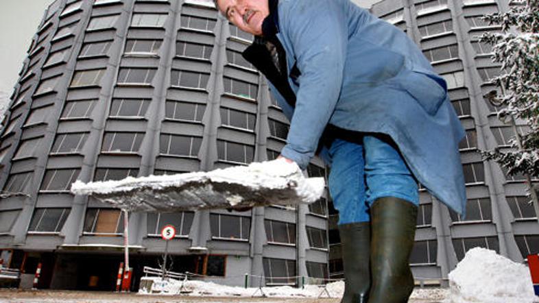 "Garaže so preozke in prenizke za sodobne avtomobile," pravi Novak Radulj. Predl