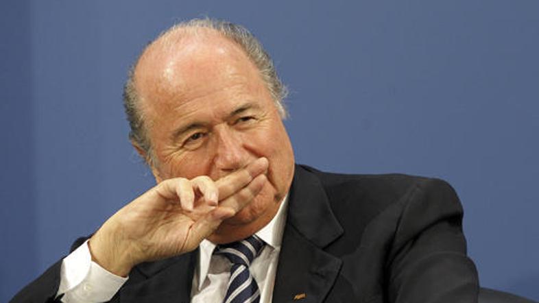 Blatter se vede diplomatsko in Ircem v usta polaga sladke besede. (Foto: AFP)
