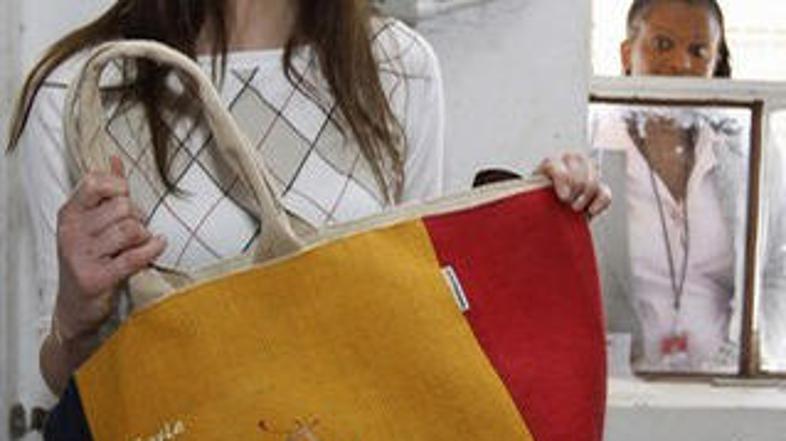 Francoska prva dama toži zaradi svoje podobe na torbah.