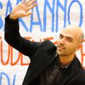 Roberto Saviano je italijanski pisatelj in novinar, ki je zaslovel s Gomorro – z
