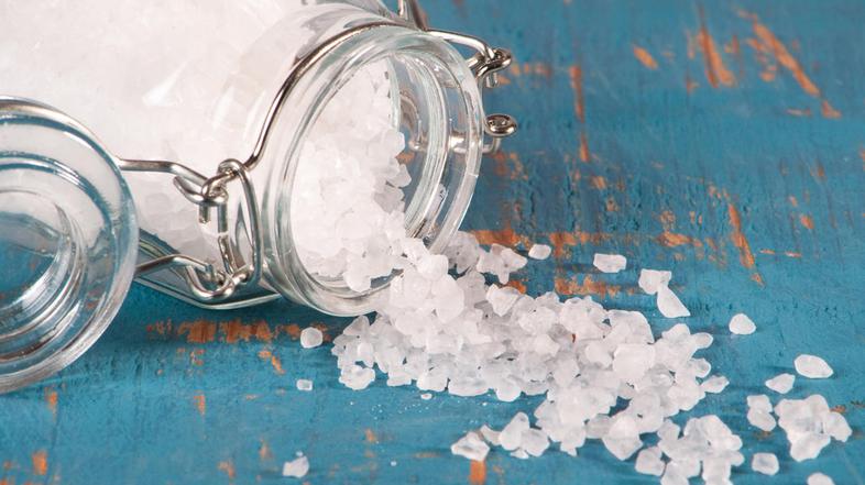 Večino natrija v telo vnesemo s soljo, ki je skrita tudi v hrani, ki ni slanega 