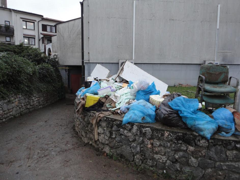 Kletne prostore doma starejših v Gradišču je zalila voda, pomešana z blatom. Uni