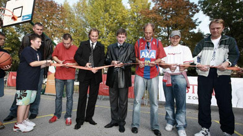 Na slovesnot ob odprtju igrišča so prišli številni znani obrazi.