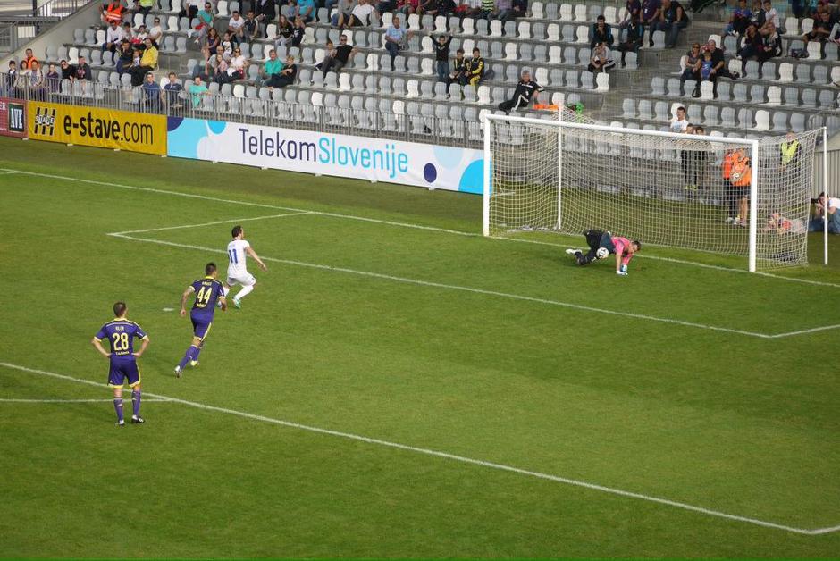 Perica Ivetić Jasmin Handanović enajstmetrovka Luka Koper Maribor | Avtor: Reševalni pas/Twitter