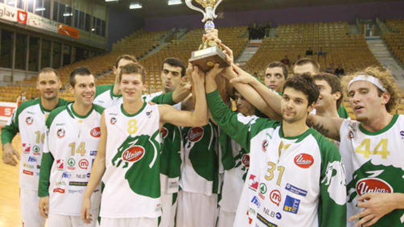 Sašo Ožbolt je s soigralci takole dvignil že šesti zaporedni superpokal Slovenij