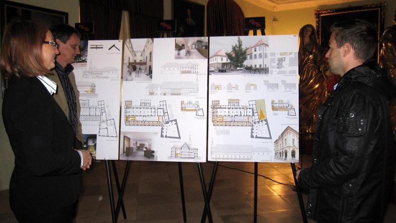 Nagrajeno rešitev Aleša Znidaršiča in Katje Žlajpah so si prvi ogledali Mirjana 