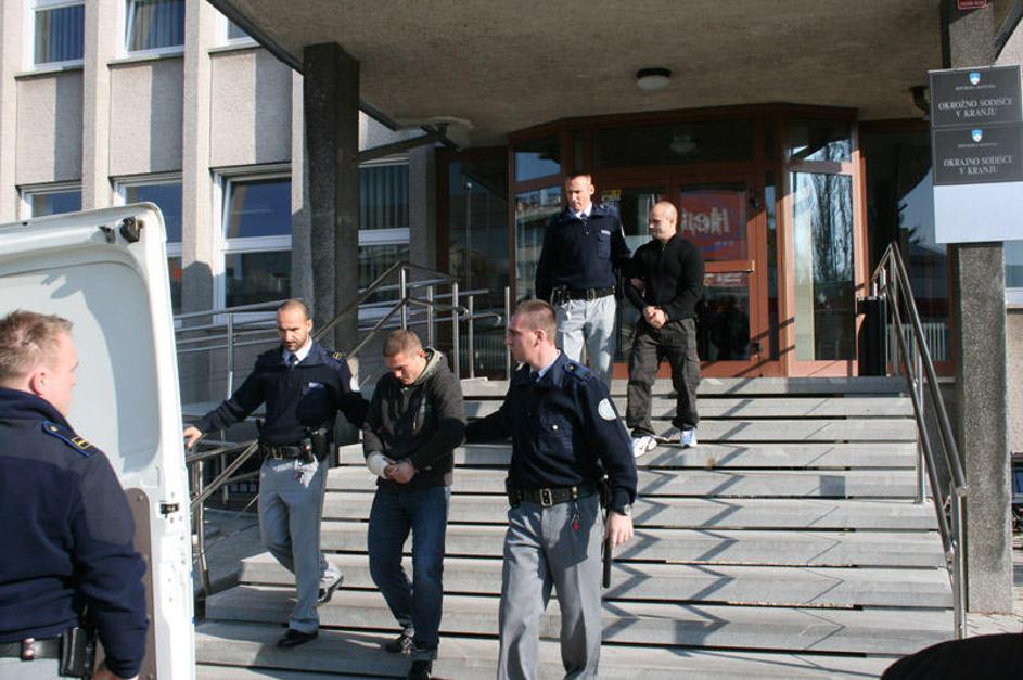 Obtoženca sta poskušala po dejanju pobegniti na Hrvaško, a so ju pri Metliki ust