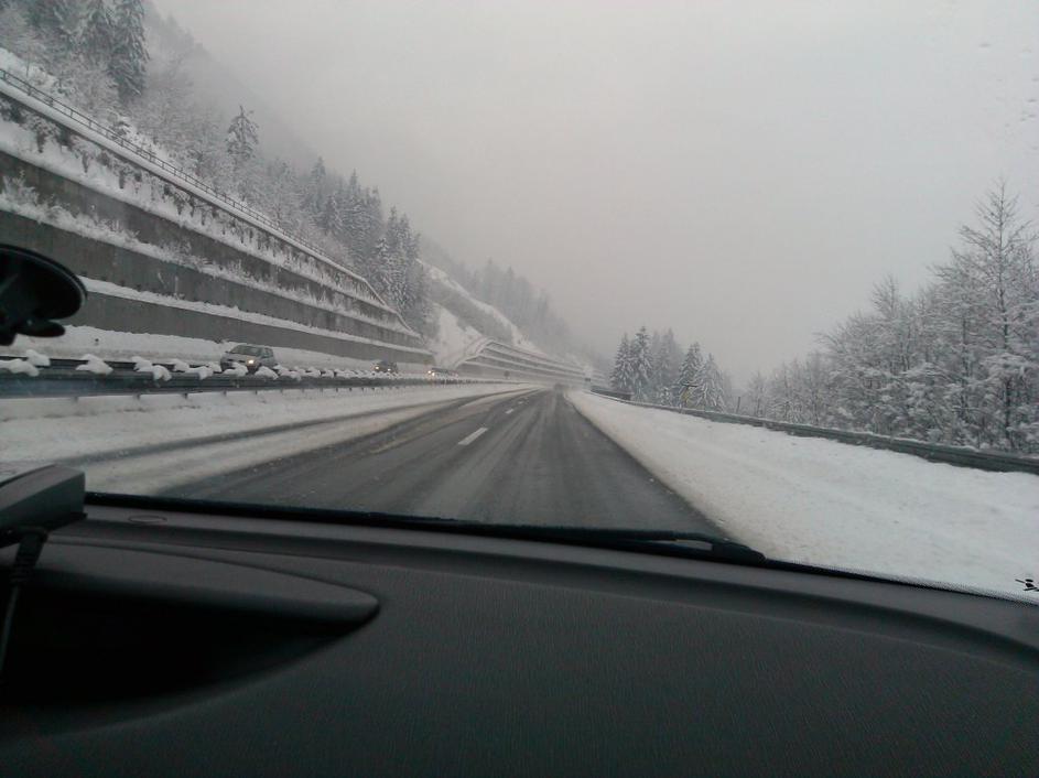 Zasnežena avtocesta