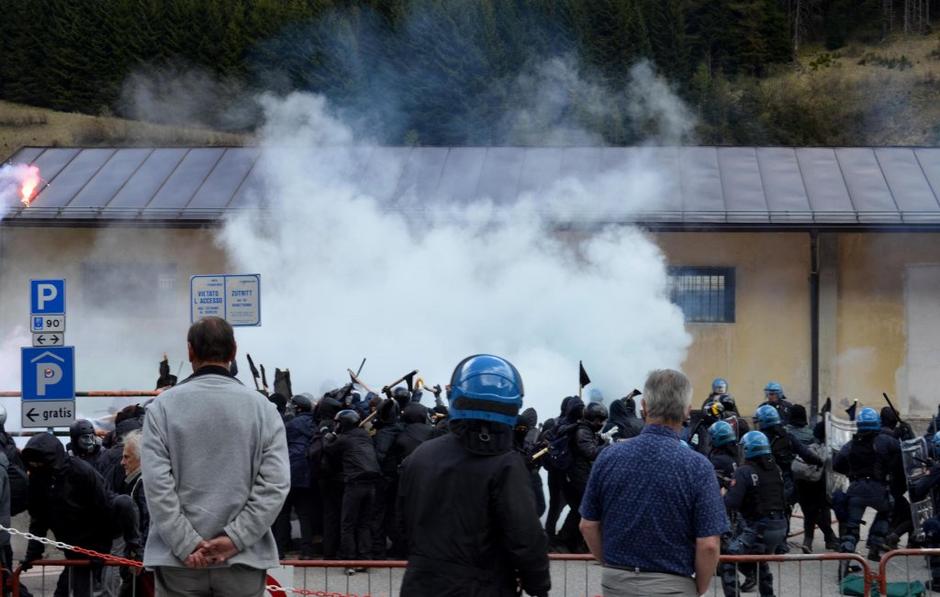 Spopad med policijo in demonstranti na italijansko-avstrijski meji | Avtor: EPA