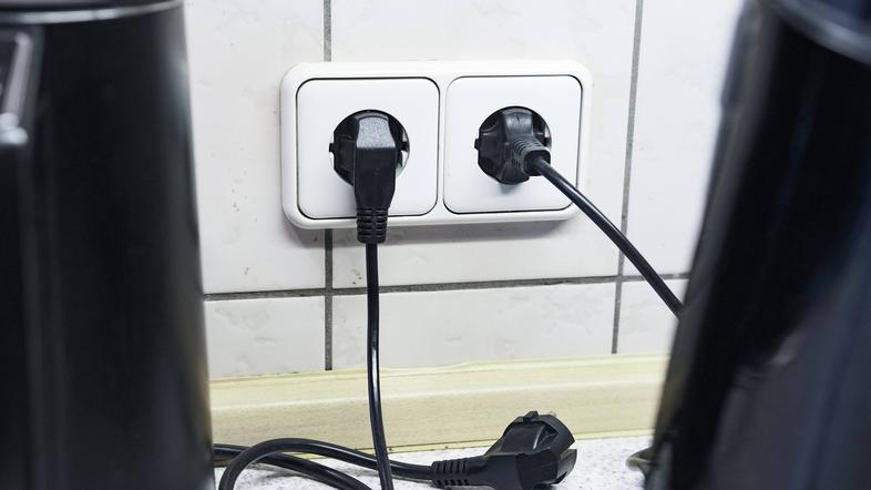 Električna vtičnica, elektrika