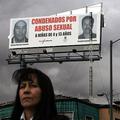Plakat v kolumbijskem mestu Bogoti s fotografijama in imenoma obsojenih pedofilo