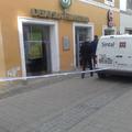 Storilec je zagrozil z bombo in odnesel pet tisoč evrov.