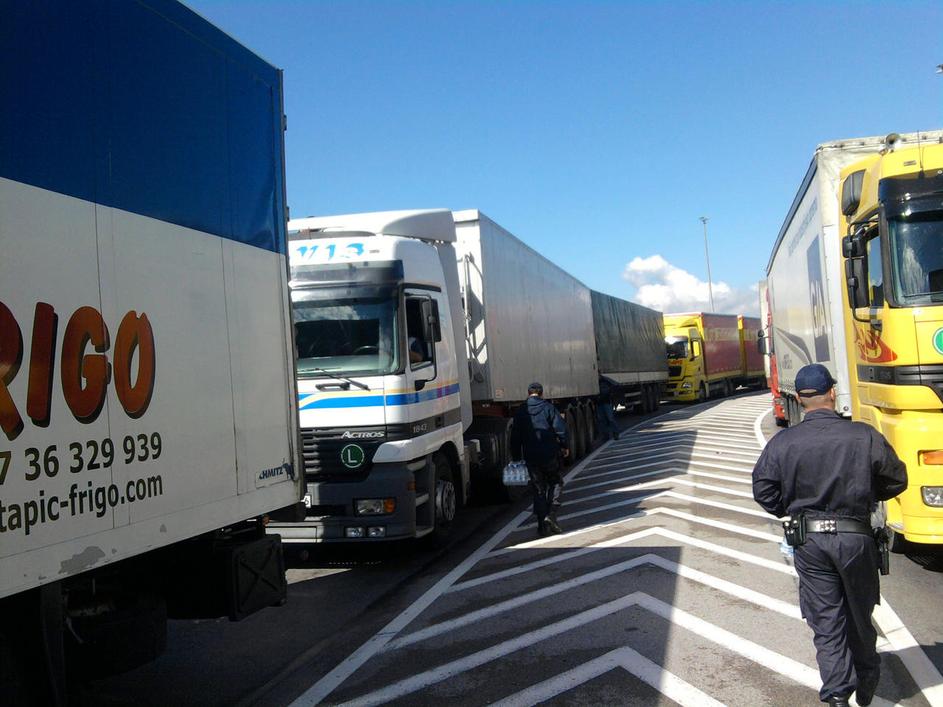 Tako so policisti danes delili vodo na mejnih prehodih. (Foto: Sindikat policist