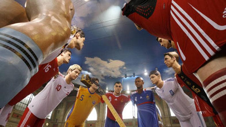 Ti 17 metrov visoki kipi nogometašev krasijo glavno postajo v Zürichu.