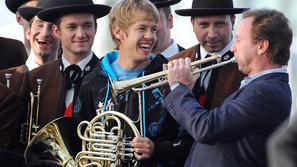 Sebastian Vettel s Christianom Hornerjem na slavju v Salzburgu. (Foto: Reuters)