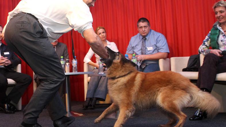 Da ščitnik učinkuje, se je prepričal tudi švicarski poslanec Oskar Freysinger. (