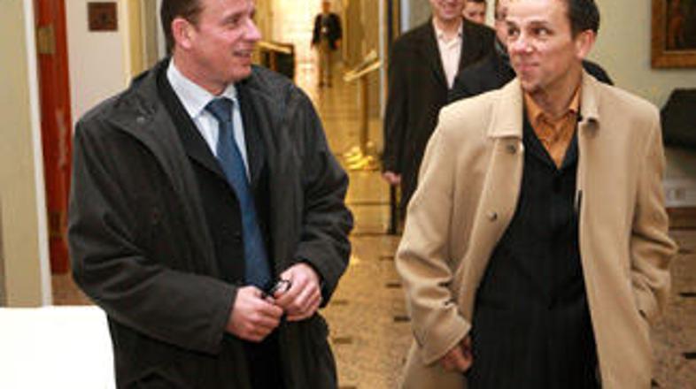 V SMS vztrajajo, da se mora poslanska skupina imenovati SLS in SMS. V SLS pa pog