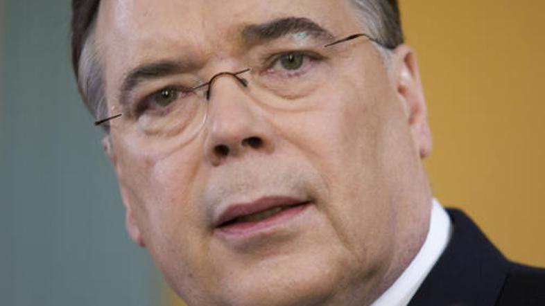 Islandski premier Geir Haarde je sklical predčasne volitve.