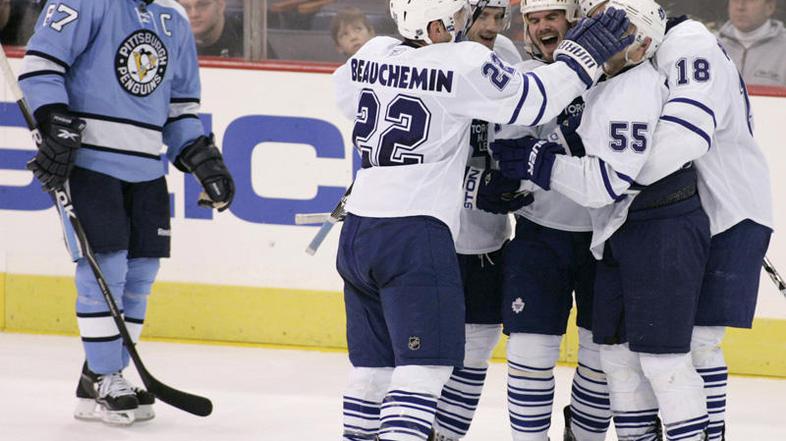 Razočarani Sidney Crosby in veseli Ian White in soigralci iz Toronta. (Foto: Reu