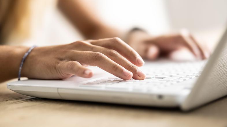 tipkanje računalnik laptom