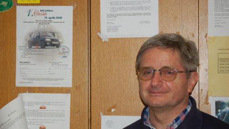 Janez Uratnik, podpredsednik društva ljubiteljev starodobnikov, je ponosni lastn