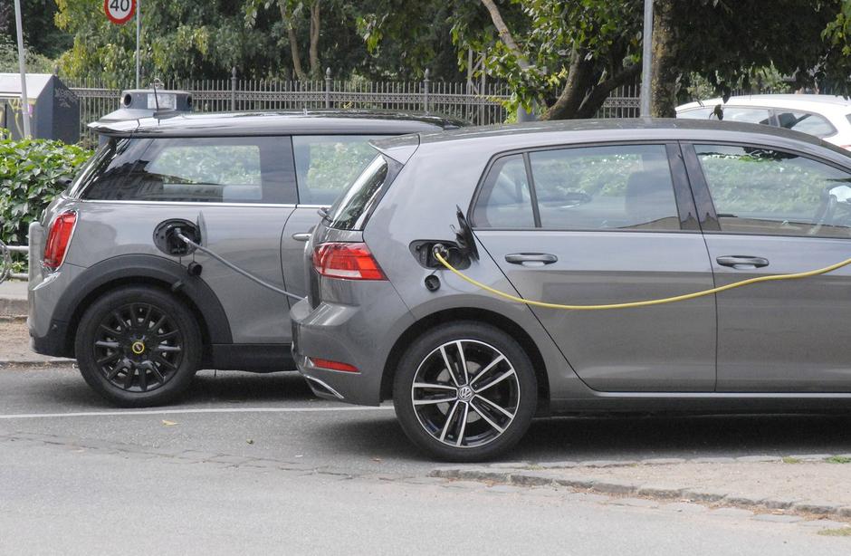 Električni avto polnjenje polnilnica | Avtor: Profimedia