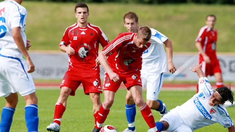 Domači nogometni klubi iščejo okrepitve pred nadaljevanjem sezone.