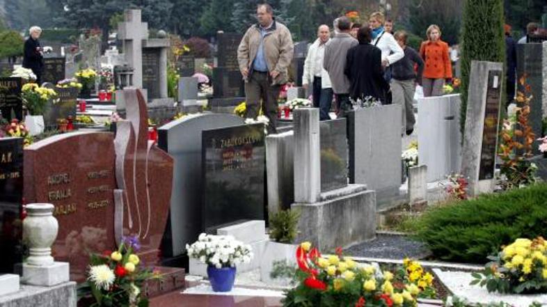 Ker se bodo številni poklonili mrtvim, je v bližini pokopališč pričakovati poveč