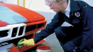 Andy Warhol med oblikovanjem avtomobilov po svojem okusu.