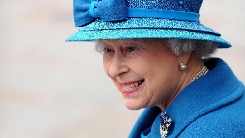 Britanska kraljica Elizabeta II. je svojemu osebju ukazala nakup Applovega iPada